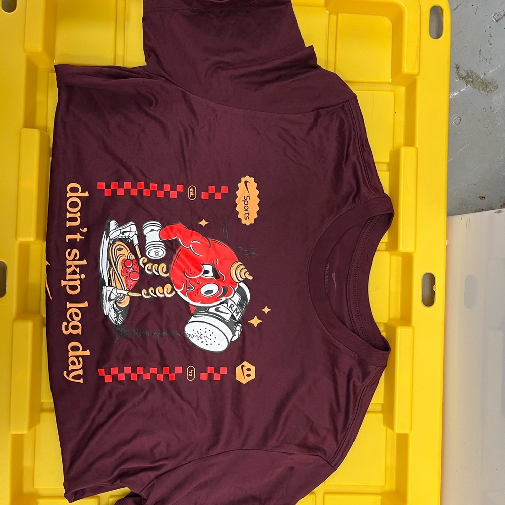 Men’s workout Graphic Tee - Maroon